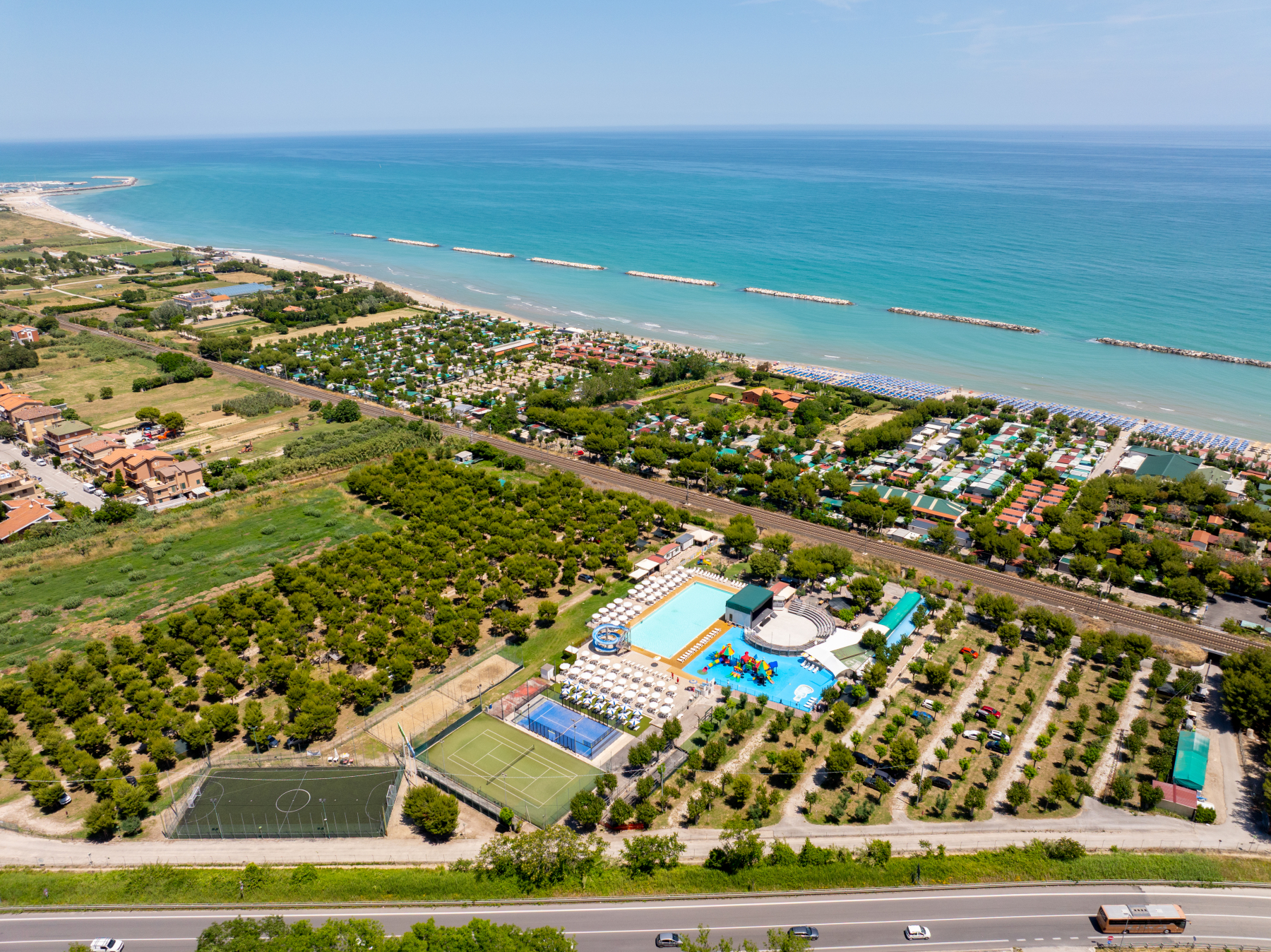 La struttura dall'alto: piscine, campi sportivi e la spiaggia